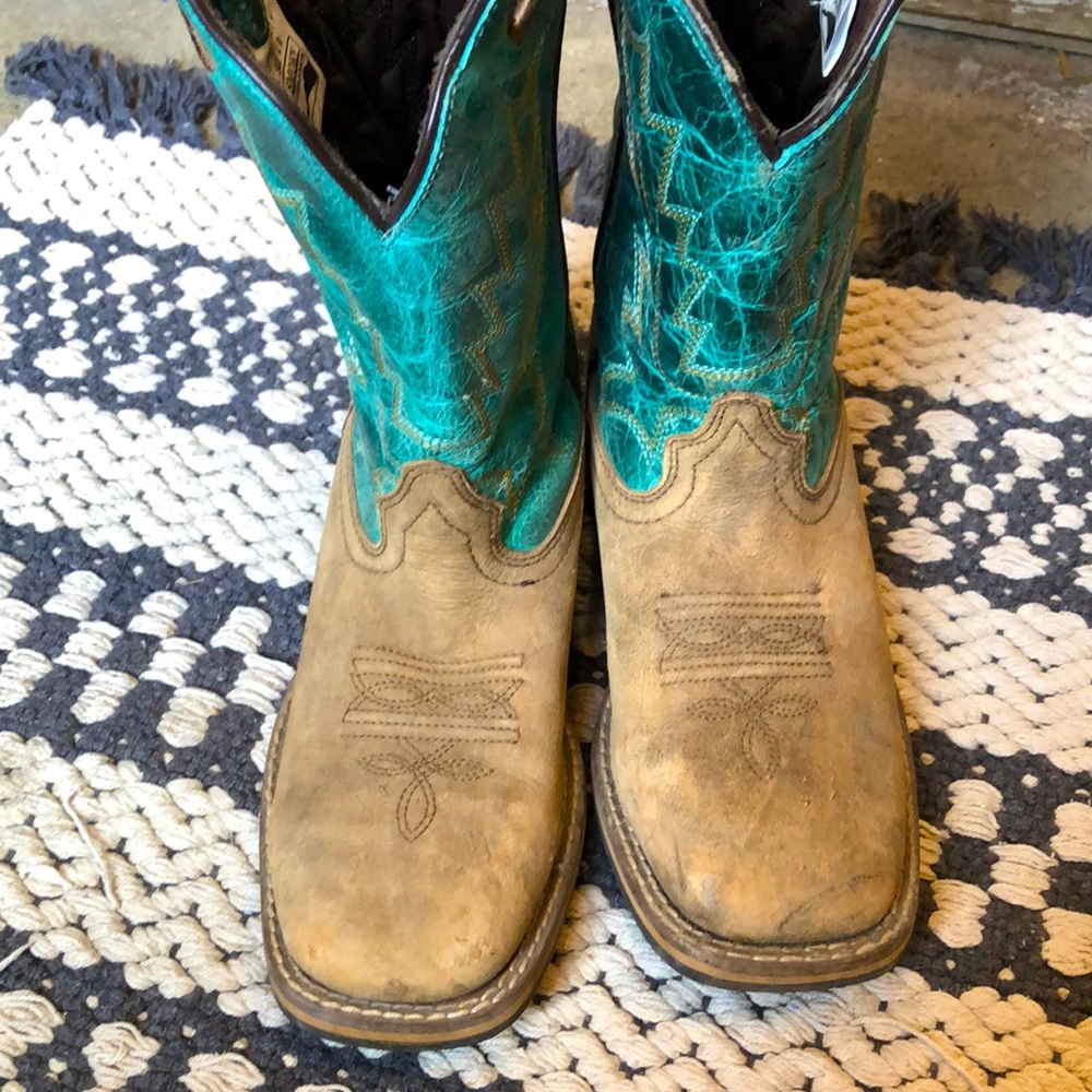 Square toed boys cowboy boot. Size 4, Smokey Mountain Boots. Wore 1 time!